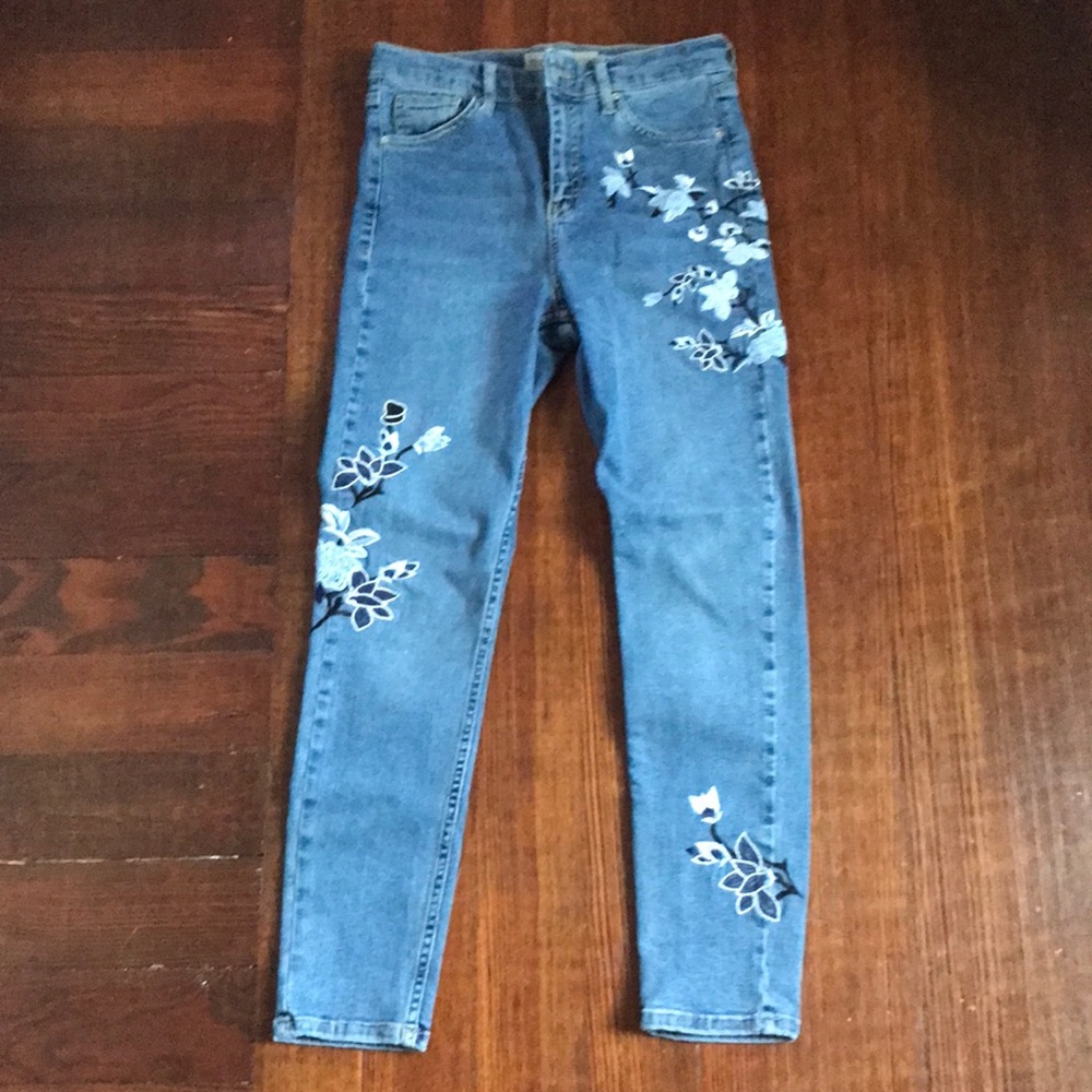 ❌SOLD❌ NWOT Jamie Jeans With Flower Stitch